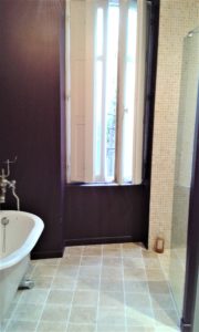 Salle de bain travertin aubergine