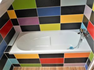 Salle de bain colorée